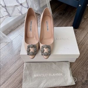NIB Manolo Blahnik Hangisi Embellished Leather Pumps